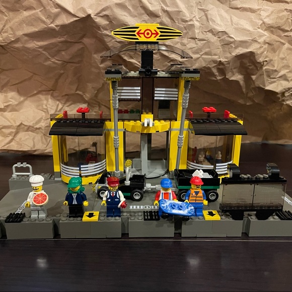 Lego City Grand Central Station (4513) - Picture 1 of 10